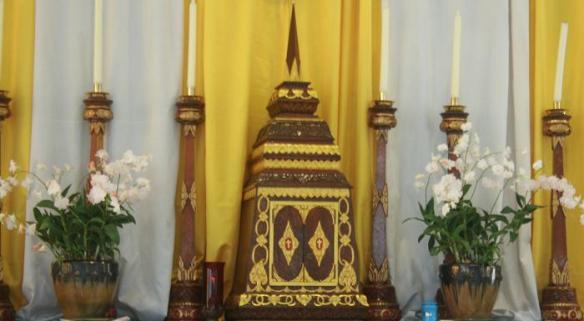 At Assumption Church in Phuket, Thailand: the tabernacle looks like a chedi (เจดีย์, stupa) At Assumption Church in Phuket, Thailand: the tabernacle looks like a chedi (เจดีย์, stupa)