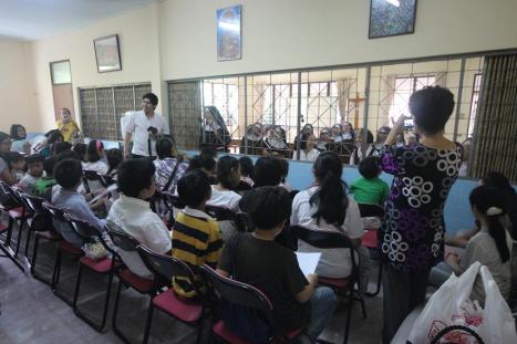Some Thai children meet "secret nuns" (Capuchin sisters)